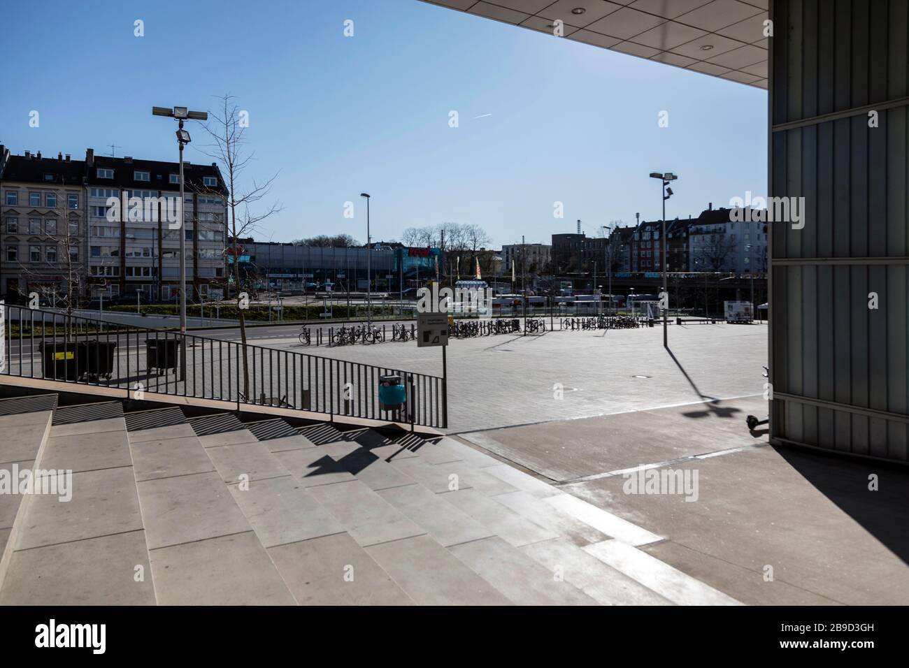 Ungewöhnlich leere Stadt durch Maßnahmen gegen die Ausbreitung des Corona-Virus, hier der Platz vor dem Düsseldorfer Arkaden Einkaufszentrum in Bilk Stockfoto