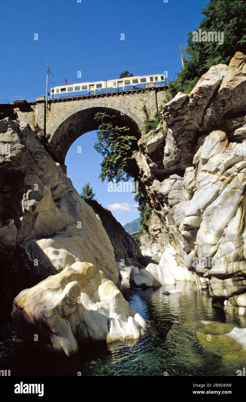 CentovalliBahn auf Viadukt in Ponte Brolla [automatisierte Übersetzung