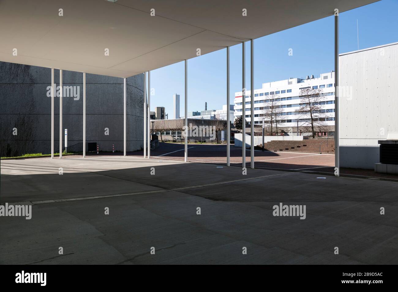 Ungewöhnlich leerer Campus der Heine-Heine-Universität Düsseldorf aufgrund der Maßnahmen gegen Coronavirus Stockfoto