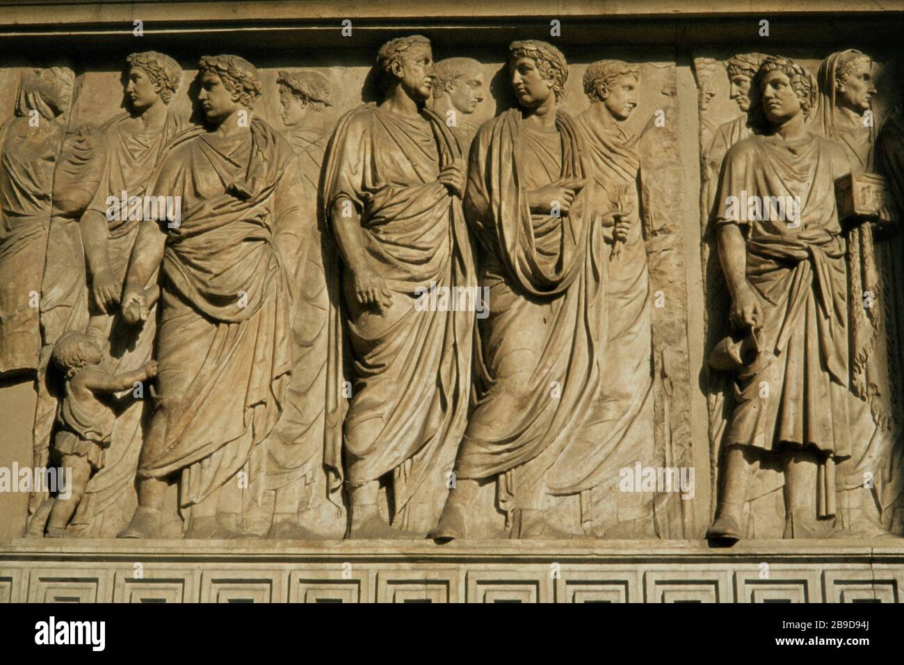 Die Erleichterung "Zug der Senatoren" auf der Ara Pacis Augustae in Rom.  [Automatisierte Übersetzung] Stockfotografie - Alamy