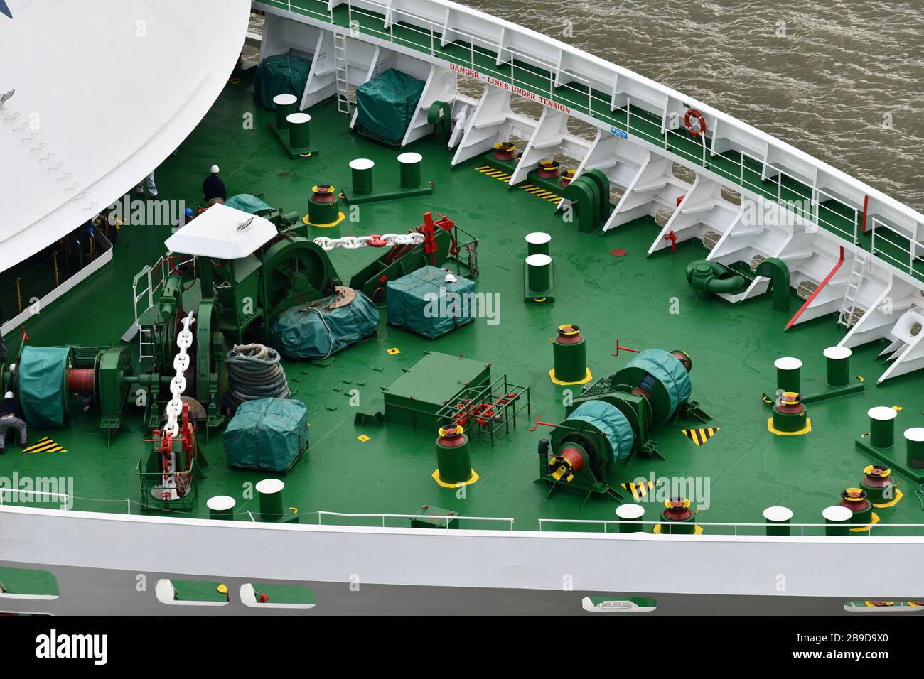 Nahaufnahme des vorderen Schiffsdecks mit Decksmöbeln auf grünem Hintergrund und einem Teil des Bogens Stockfoto