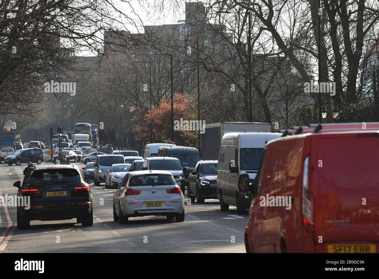 Verkehr auf dem Highway im Osten Londons während der Hauptverkehrszeit am Tag, nachdem Premierminister Boris Johnson das Vereinigte Königreich in Sperrstellung versetzt hatte, um die Ausbreitung des Coronavirus einzudämmen. Stockfoto