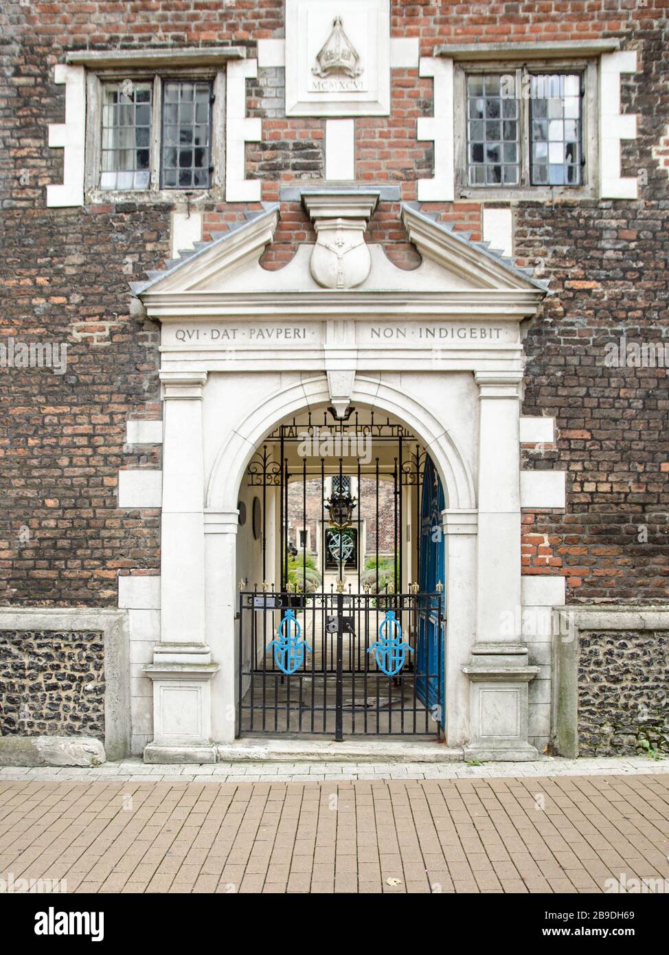 Eintritt zu den historischen Whitgift Almshusen im Zentrum von Croydon, London. In elisabethanischer Zeit als Armenhaus erbaut, sind sie noch immer in OPE Stockfoto