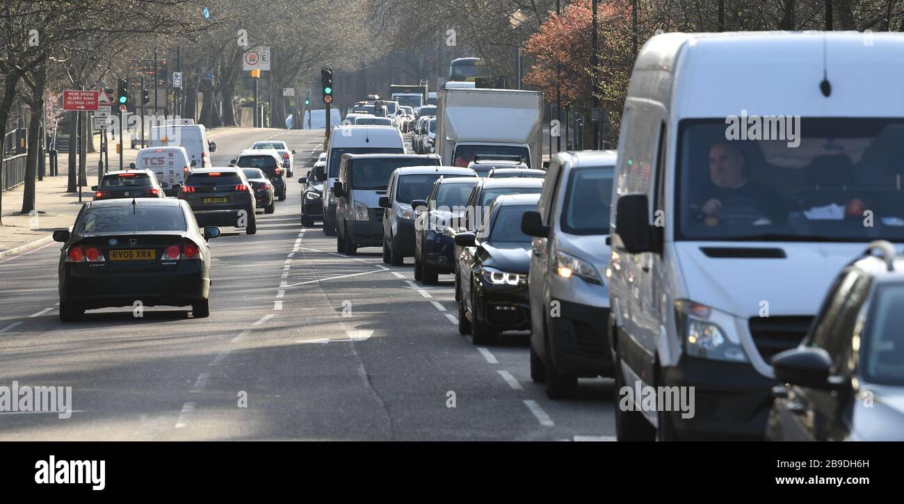 NEUÜBERTRAGUNG - ändert die Nebenlinie. Verkehr auf dem Highway im Osten Londons in der Regel der Hauptverkehrszeit am Tag, nachdem Premierminister Boris Johnson das Vereinigte Königreich in Sperrstellung versetzt hatte, um die Ausbreitung des Coronavirus einzudämmen. Stockfoto