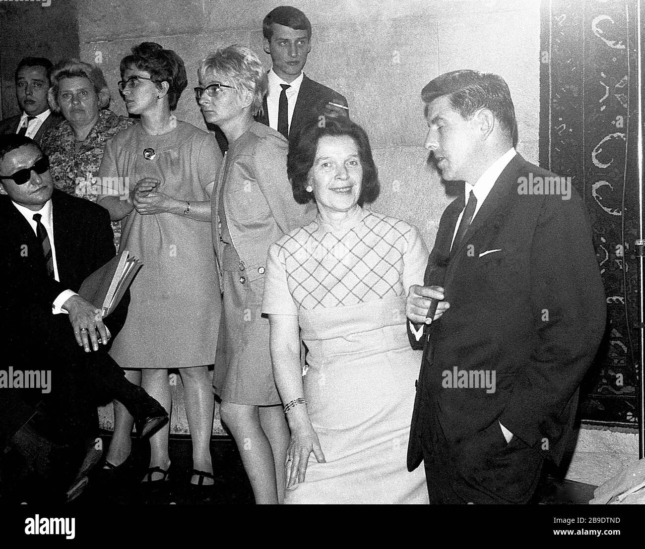 Mitglieder Auf Der Berliner Spd Landesparteitag 1967 Karl Dickfeld Rechts Irmgard Kattwinkel Neben Ihm Automatisierte Ubersetzung Stockfotografie Alamy