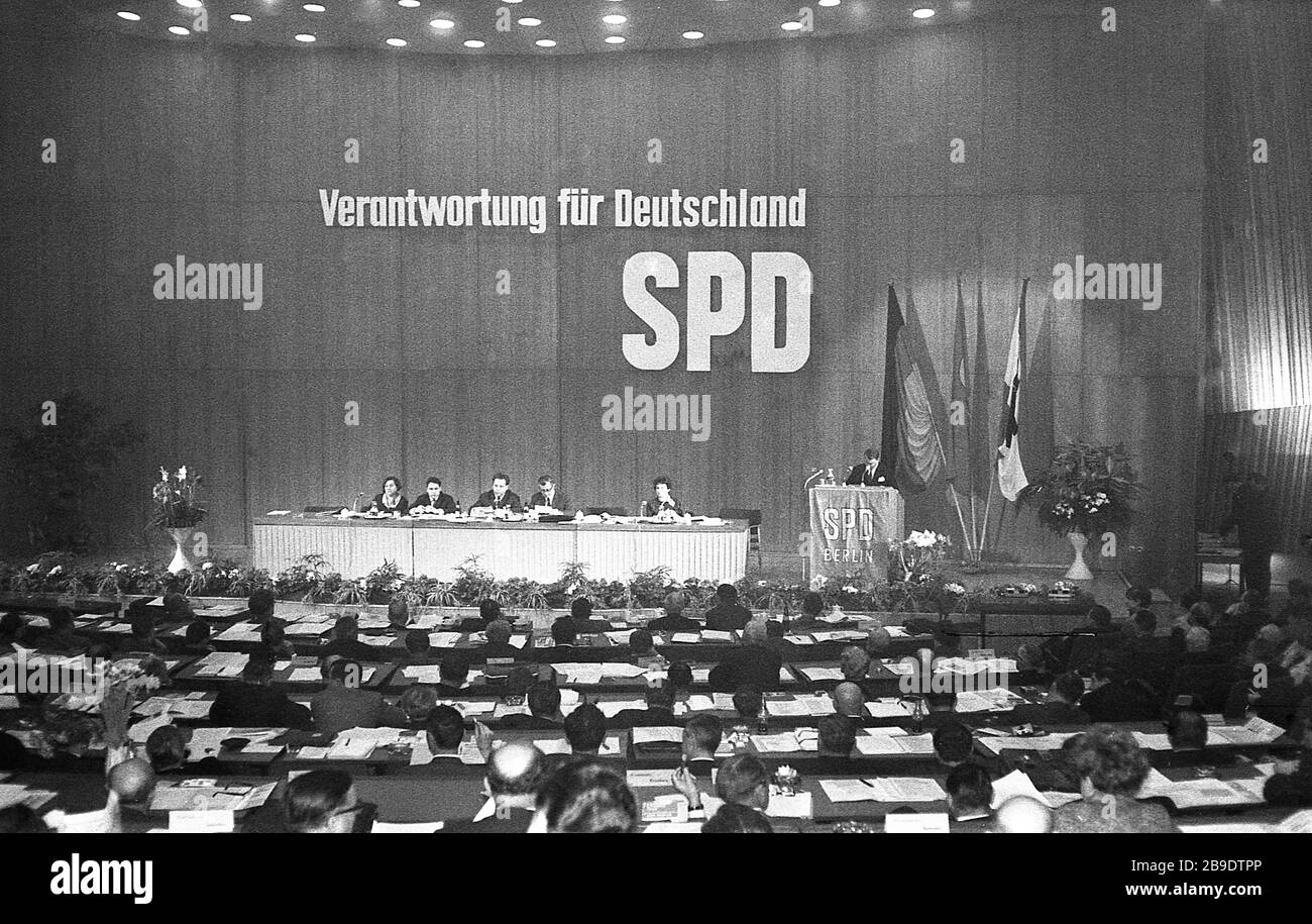 Spd Landesparteitag In Der Berliner Kongresshalle Februar 1968 Mit Jurgen Grimming Auf Dem Podium Automatisierte Ubersetzung Stockfotografie Alamy
