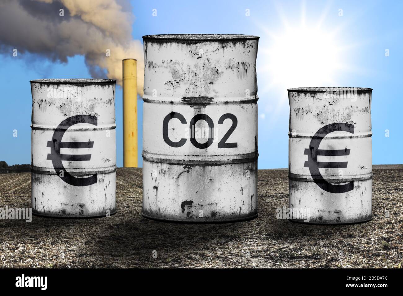 FOTOMONTAGE, Tonnen mit Label CO2 und Eurosign, symbolisches Foto CO2-Beprägung und CO2-Steuer, FOTOMONTAGE, Tonnen mit Auftrag CO2 und Eurozeichen, S Stockfoto