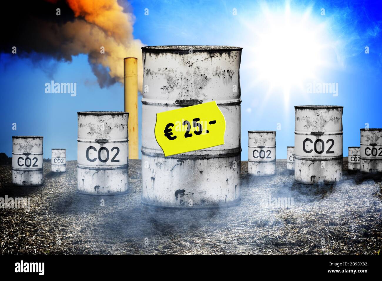 FOTOMONTAGE, Tonnen mit Label CO2 und 25 Euro Preisschild, symbolisches Foto CO2-Beprägung und CO2-Steuer, FOTOMONTAGE, Tonnen mit Auftrag CO2 und 25-EU Stockfoto