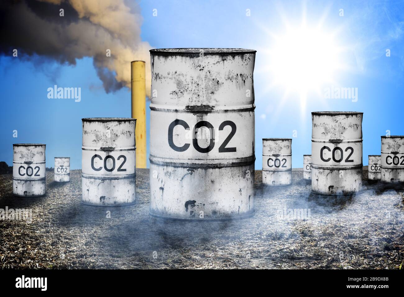 FOTOMONTAGE, Tonnen mit Label CO2, symbolisches Foto CO2-Beprägung und CO2-Steuer, FOTOMONTAGE, Tonnen mit Auftrag CO2, Symbolfoto CO2-Beschneidung und Stockfoto