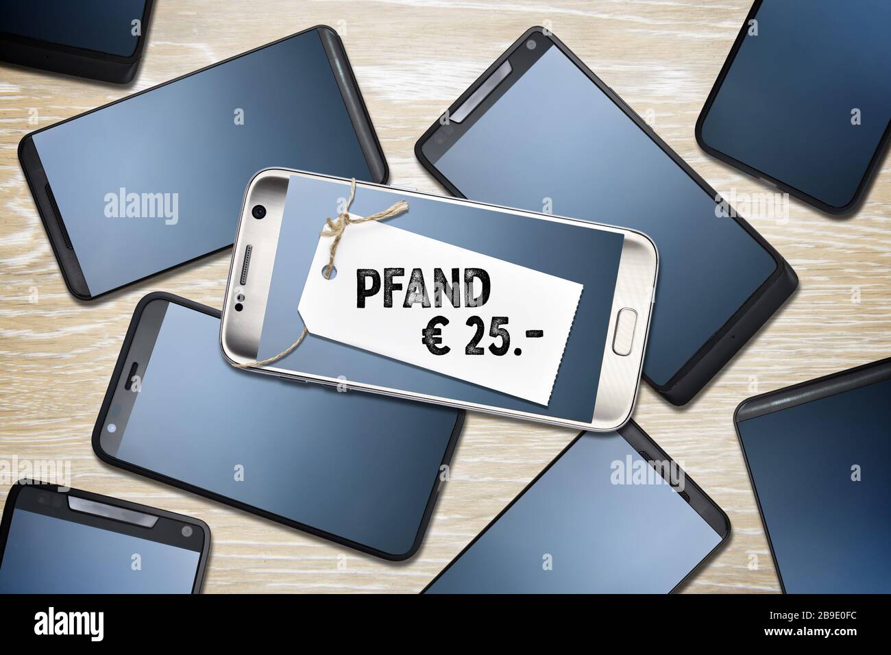 FOTOMONTAGE, Handy mit Preisschild und dem Label 25 Euro Sicherheit und alte Geräte, FOTOMONTAGE, Handy mit Preisschild und der Auftrag 25 Stockfoto