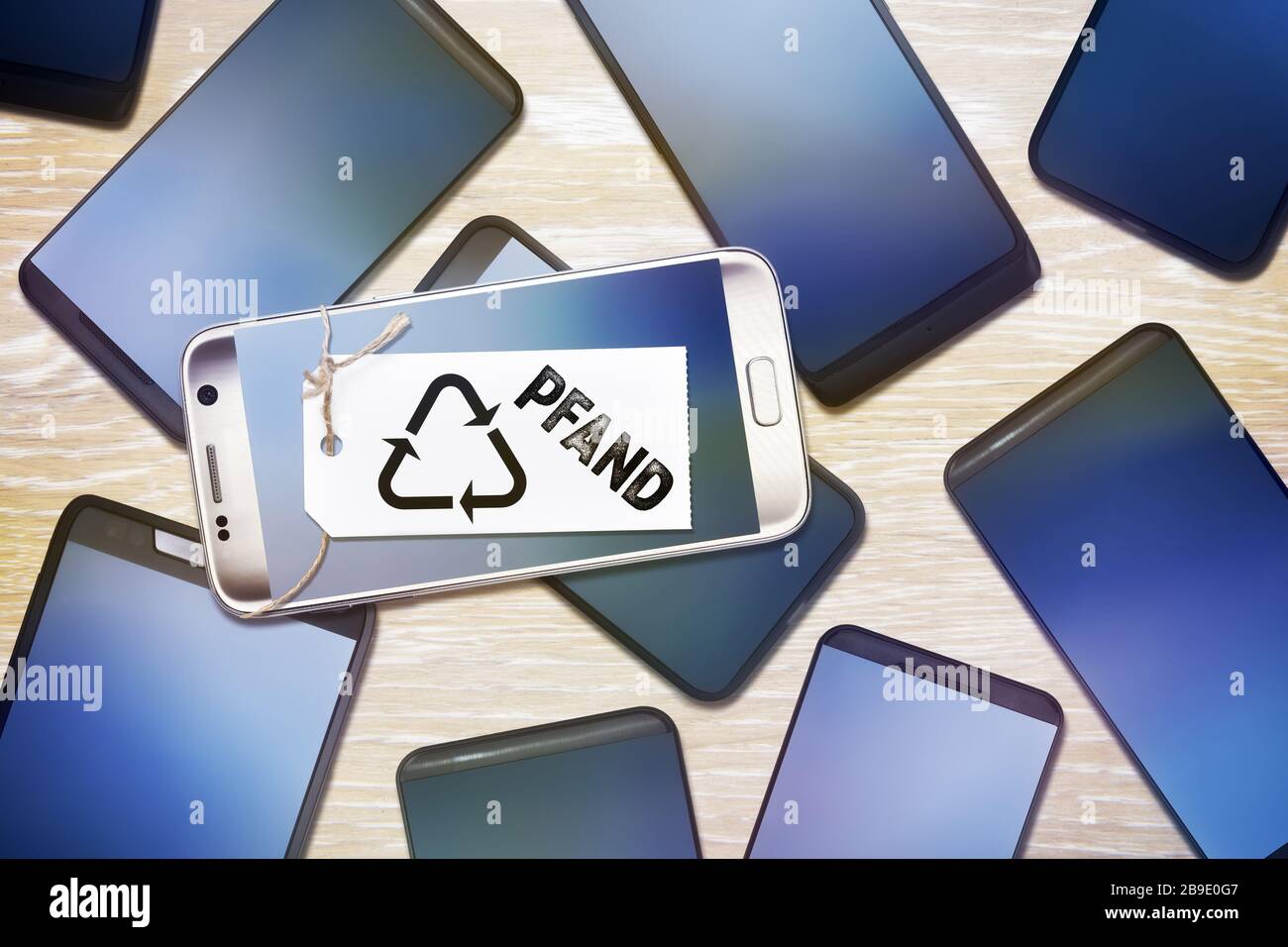 FOTOMONTAGE, Handy mit Preisschild und dem Label Sicherheits- und Recycling-Symbol, FOTOMONTAGE, handlich mit Preisschild und der Aufgabe Pfand und Stockfoto