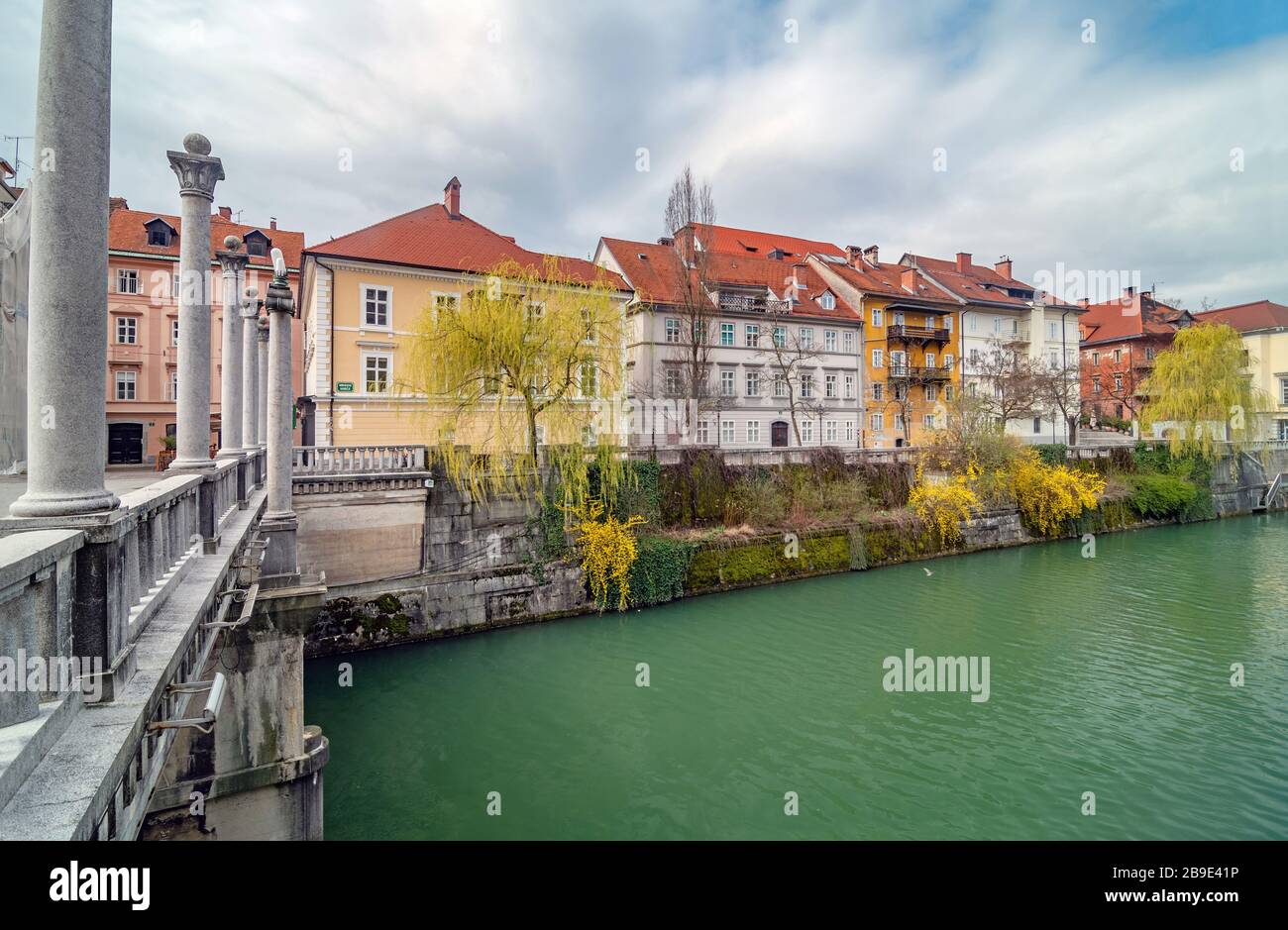 Schöne Aussicht auf die Altstadt von Ljbljanas am schönen Frühlingstag, Laibach, Slowenien Stockfoto