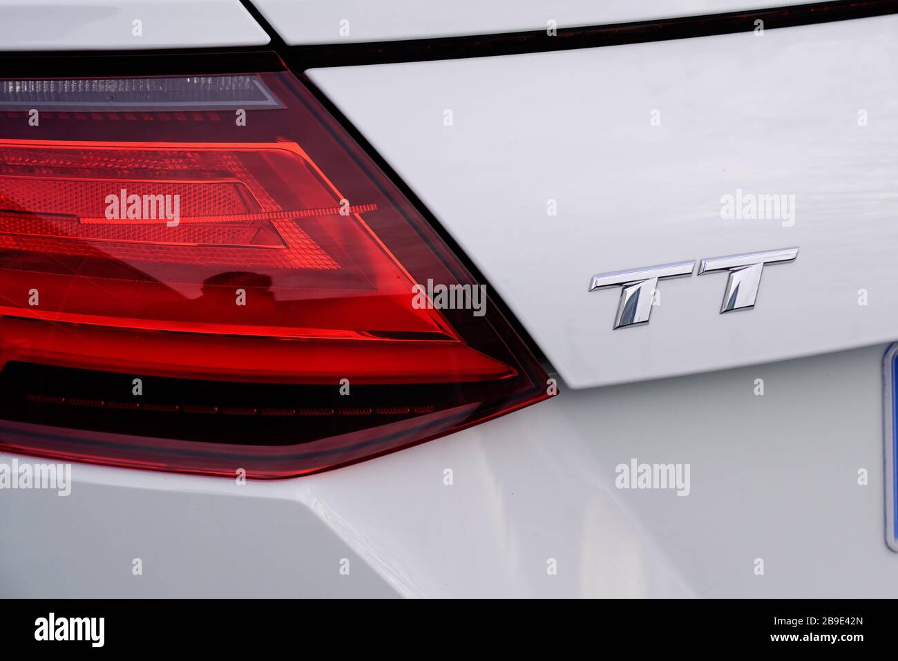 Bordeaux, Aquitanien / Frankreich - 02 01 2020: Audi tt Zeichen Logo hinteres Emblem des kompakten Sportcoupés hinterlichtrot Stockfoto