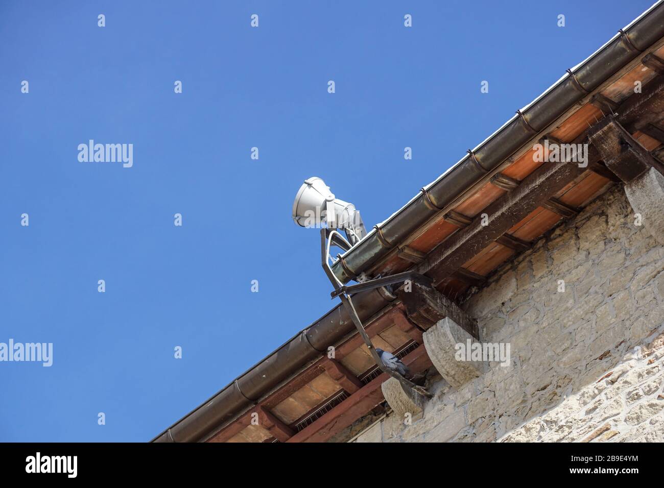 LED-Arbeitsscheinwerfer, Lichtfleck auf der Oberseite des Dachs . Stockfoto