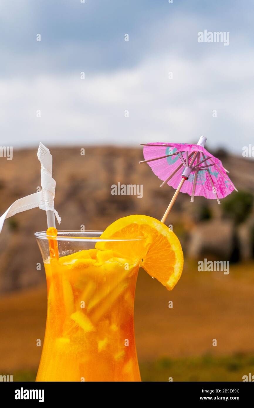 Köstlicher frisch gepresster Orangensaft mit der Hügellandschaft von Eswatini als Hintergrund Stockfoto