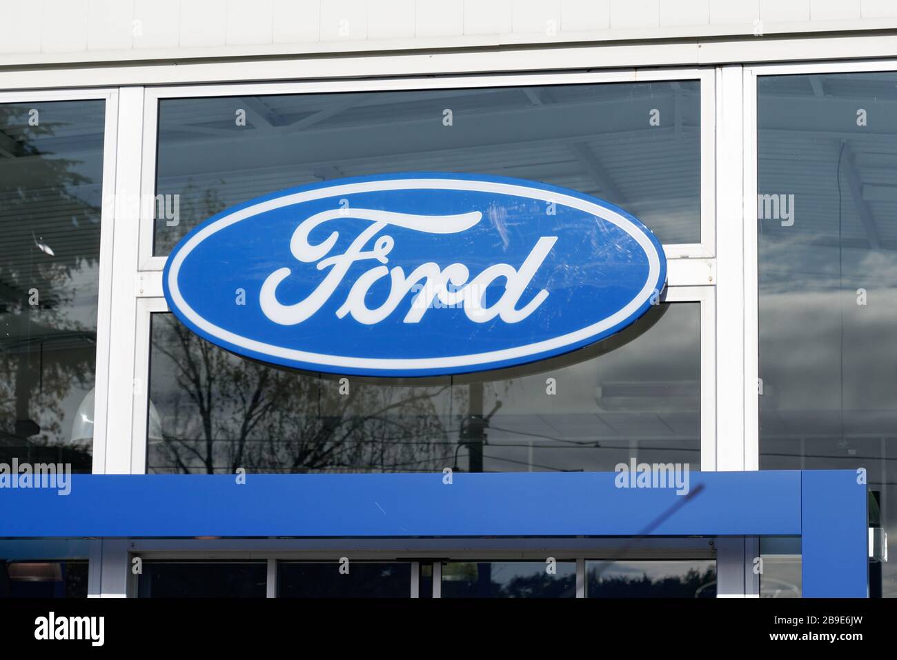 Bordeaux, Aquitanien/Frankreich - 11 13 2019: Ford-Händlerschild und Logo-Service-Werkstatt Stockfoto