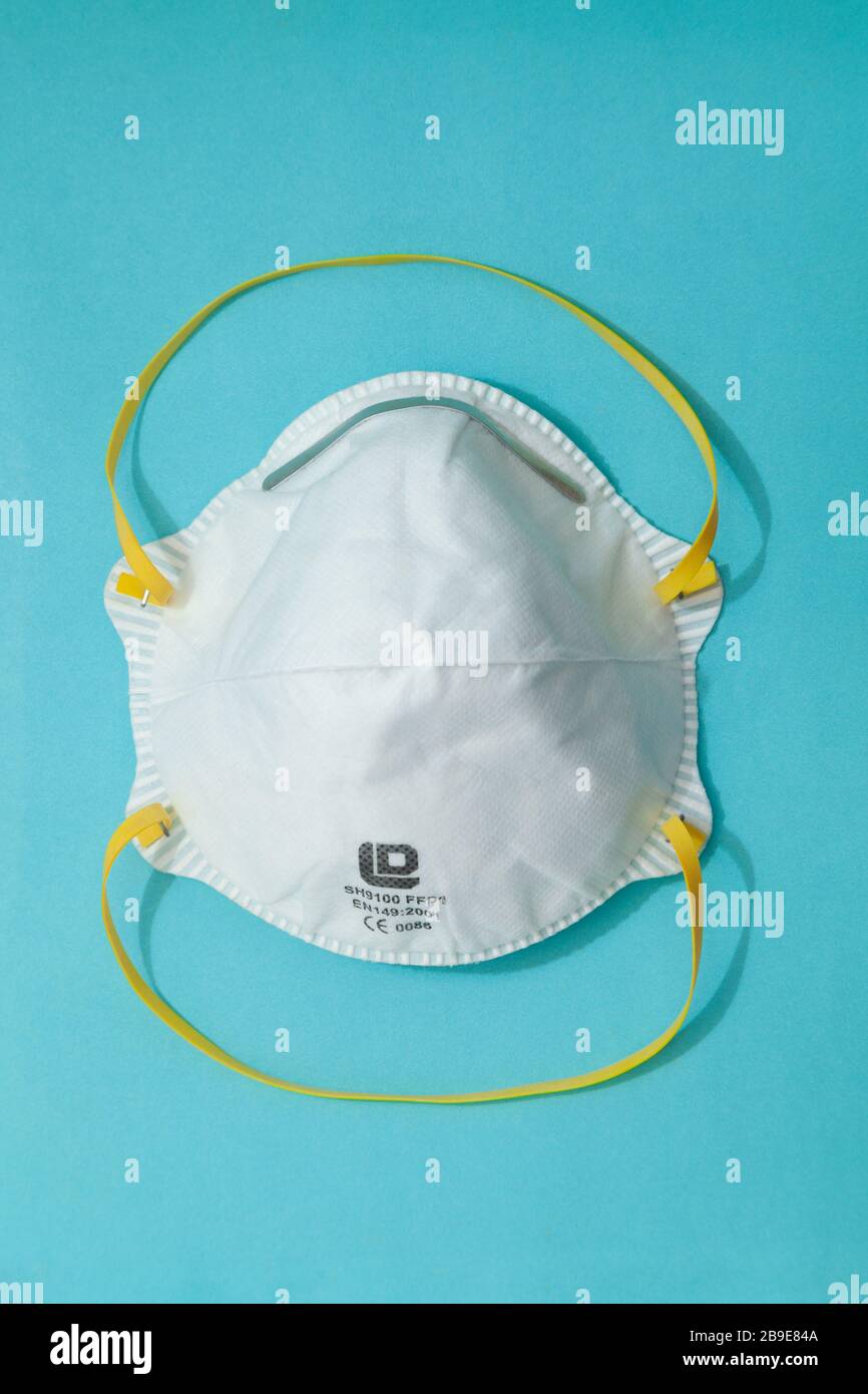 Gesichtsmaske von oben auf blauem Hintergrund Stockfoto