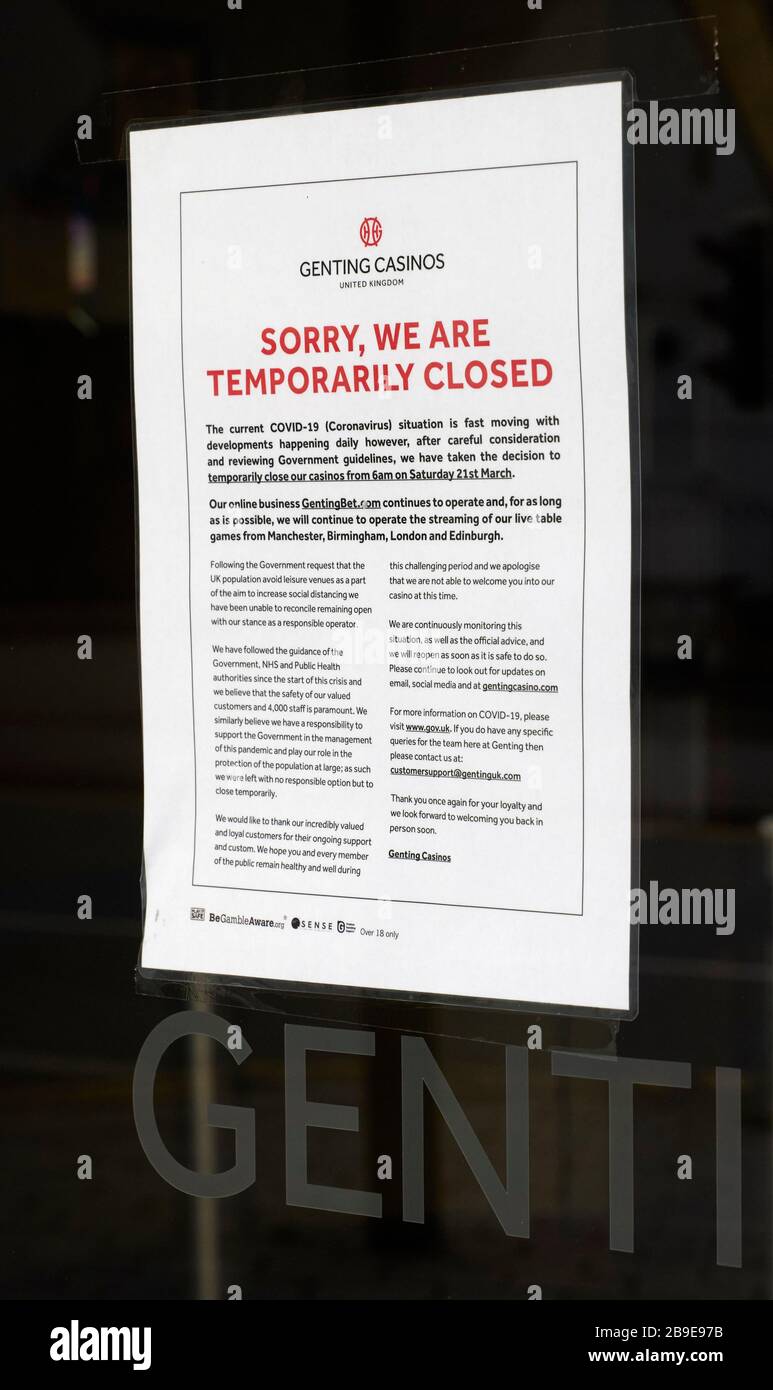 Hinweis auf Englisch, dass die Tür von Genting Casinos, Arundel Gate, Sheffield aufgrund des Corona-Virus geschlossen wurde - Kovid 19-Ausbruch Stockfoto