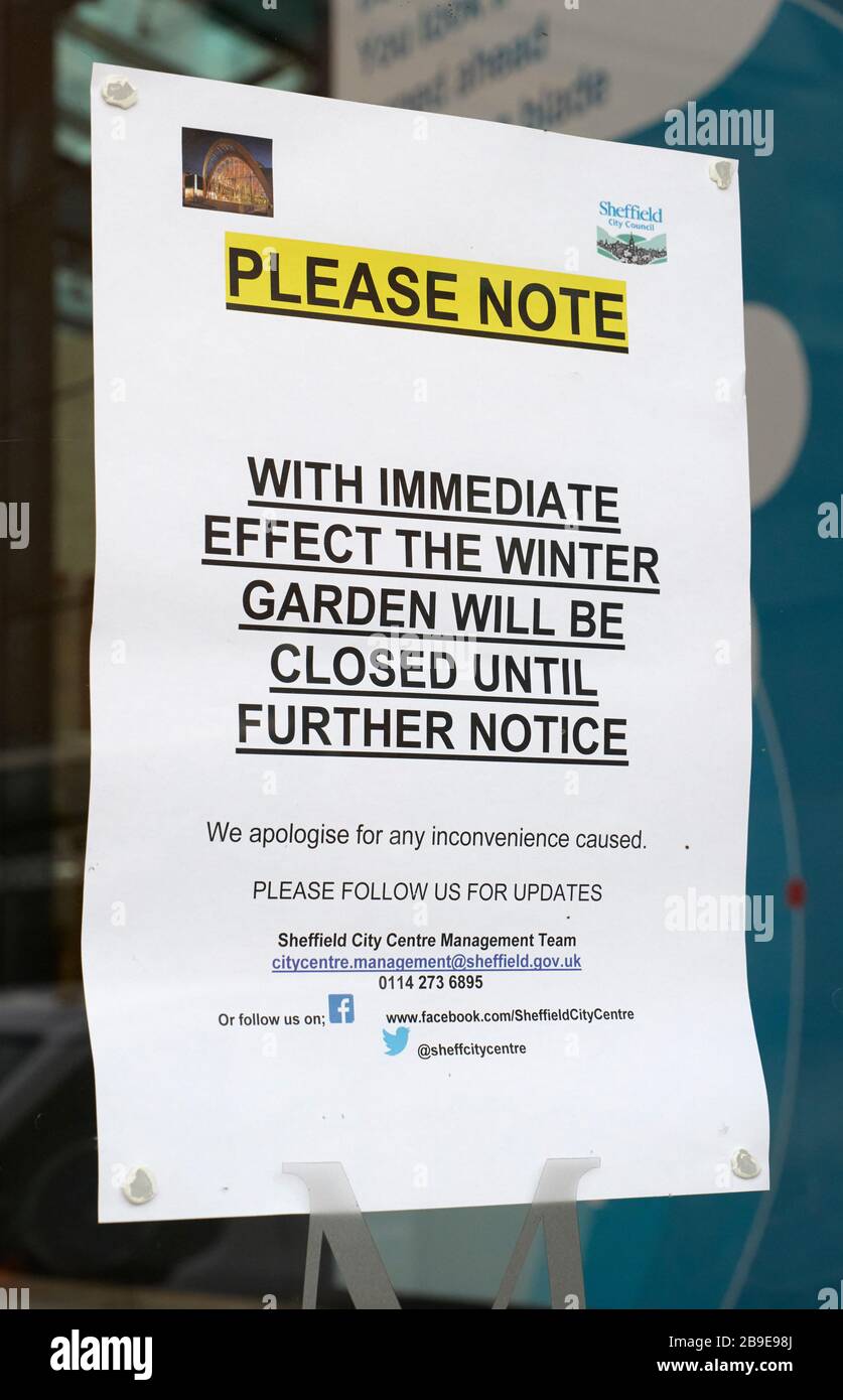 Hinweis zur Schließung am Eingang des Winter Garden, Surrey Street, Sheffield, aufgrund des Corona-Virus - Kovid 19-Ausbruch Stockfoto