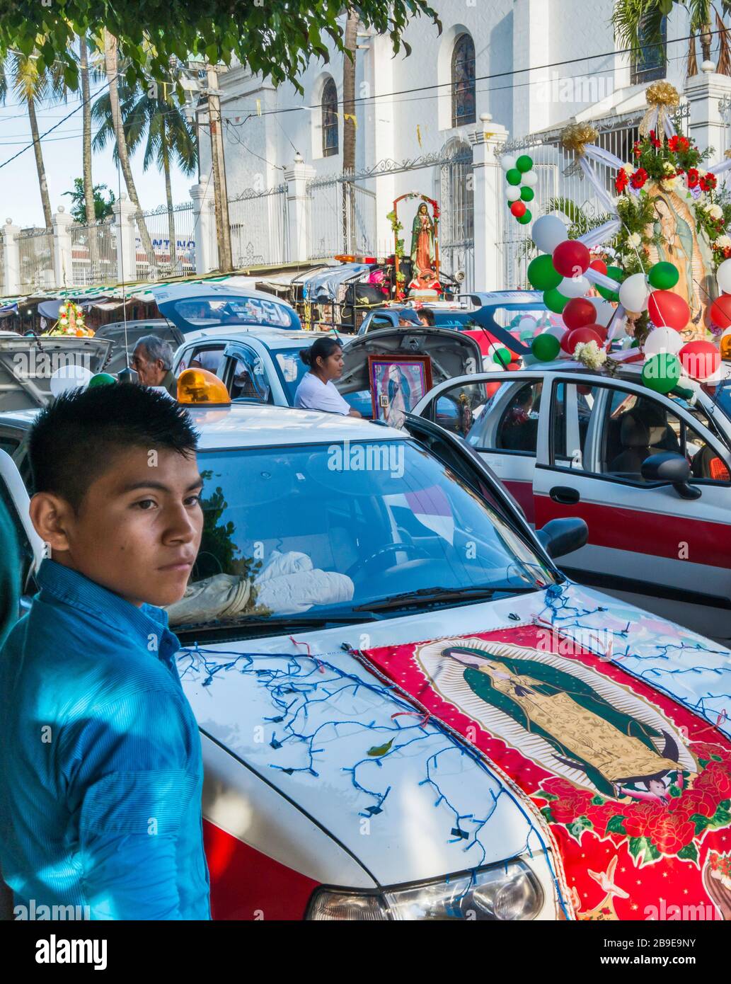 Taxis, die vor der Prozession, dem Festival unserer Lieben Frau von Guadalupe, an der Straße in der Basilika in Catemaco, Bundesstaat Veracruz, Mexiko, dekoriert wurden Stockfoto