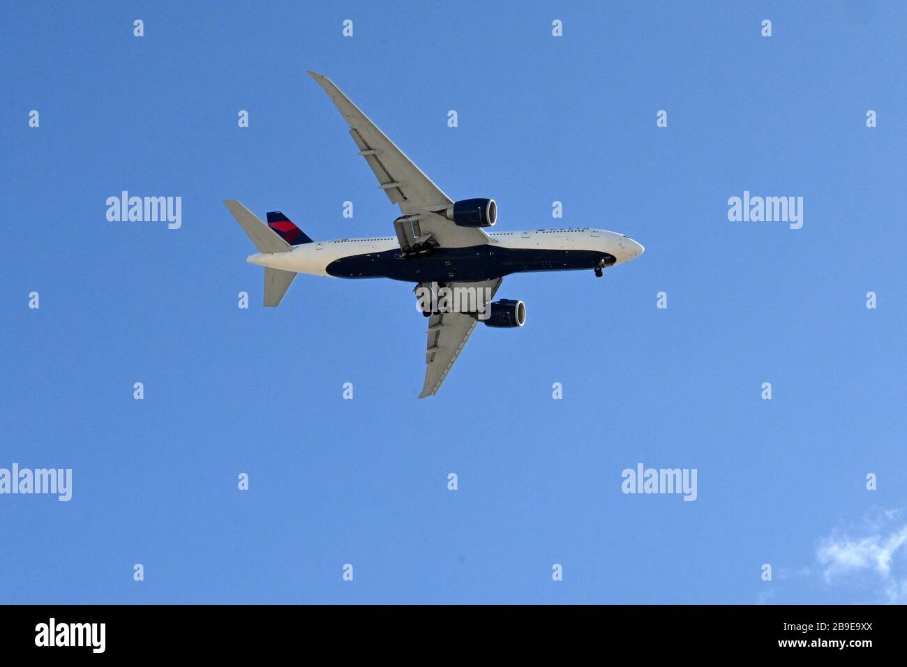 Ein Flugzeug von Delta Airlines bereitet sich auf die Landung auf dem internationalen Flughafen von Los Angeles inmitten der weltweiten Coronavirus COVID-19-Pandemie am Montag, 23. März 2020, in Inglewood, Kalifornien (Foto von IOS/Espa-Images) vor. Stockfoto