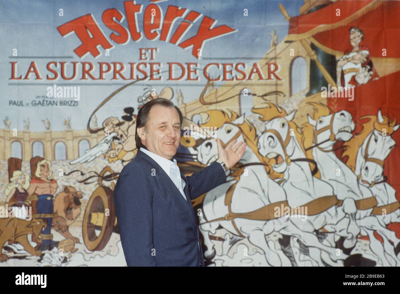Asterix-Künstler Albert UDERZO ist gestorben. Archivfoto: Albert UDERZO, Frankreich, Comiczeichner, Erfinder der Zeichentrickfigur Asterix, steht vor einer Tapete unter dem Schriftzug "Asterix", Halbfigur, Halbfigur, in den Idefix-Animationsstudios Paris, 24. Februar 1986. Comic, Comic, Kinderbuch, Autor, Autor, Zeichner, Comic-Held, Held, Asterix und Obelix, Gauls, Cartoon, Hinkelstein; ? SVEN SIMON # Prinzess-Luise-Straße 41 # 45479 Mülheim/R uhr #Tel. 0208/9413250 # Fax. 0208/9413260 # GLSB ank, Kontonr.: 4030 025 100, BLZ 430 609 67 # www.SvenSimon.net. Verwendung w Stockfoto