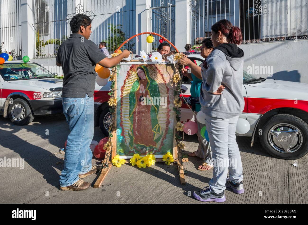 Dekoratives Bild der Jungfrau Maria, Festival unserer Lieben Frau von Guadalupe im Dezember, in Catemaco, Veracruz, Bundesstaat Mexiko Stockfoto