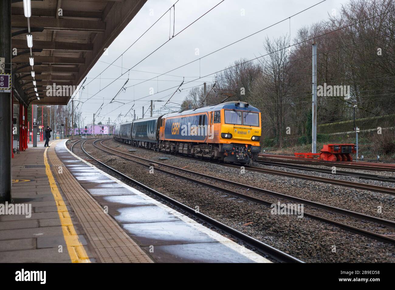 GB Railfreight Klasse 92 Elektrolokomotive 92043 passierend Lancaster mit leeren CAF MK 5-Wagen des Caledonian Sleeper Stockfoto
