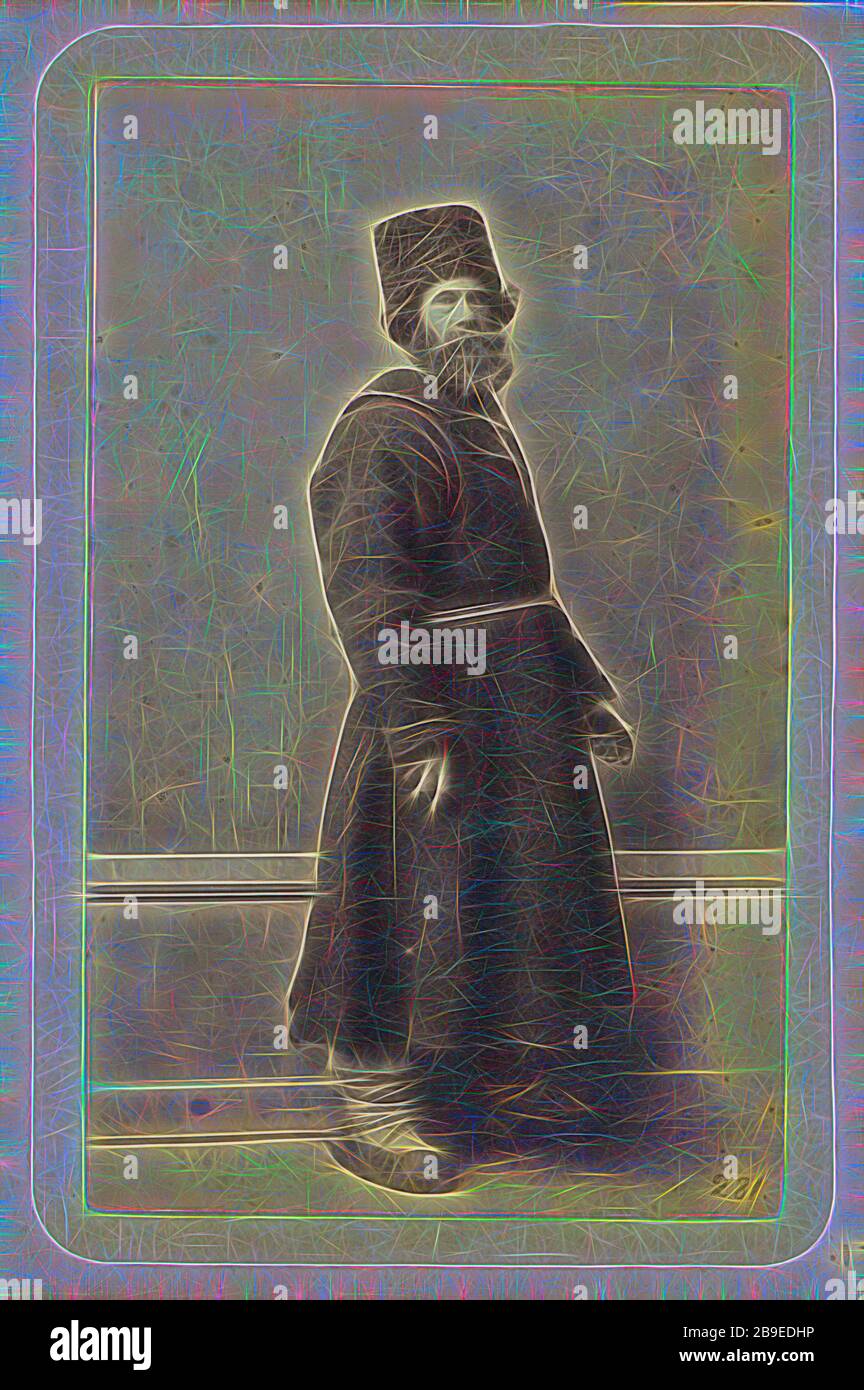Bärtiger Mann, der in langem, dunklem Mantel und Wollhut posiert, William Carrick (schottisch, 2100-1878), Russland, ca. 1860 - 1870, Albumen-Silberdruck, von Gibon neu vorgestellt, Design von warmem fröhlichem Leuchten von Helligkeit und Lichtstrahlen. Klassische Kunst mit moderner Note neu erfunden. Fotografie, inspiriert vom Futurismus, die dynamische Energie moderner Technologie, Bewegung, Geschwindigkeit und Kultur revolutionieren. Stockfoto