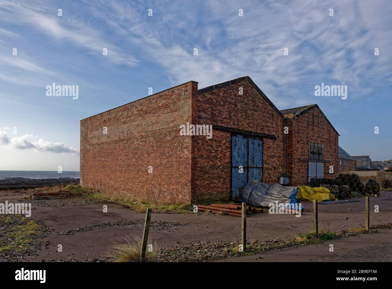 Der verlassene Brick baute Fischhändler Schuppen an der Küste des Fischerdorfs Gourdon an der Ostküste Schottlands. Stockfoto