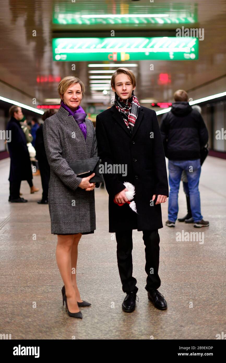 Mutter und Sohn Teenager im Prager Untergrund Stockfoto