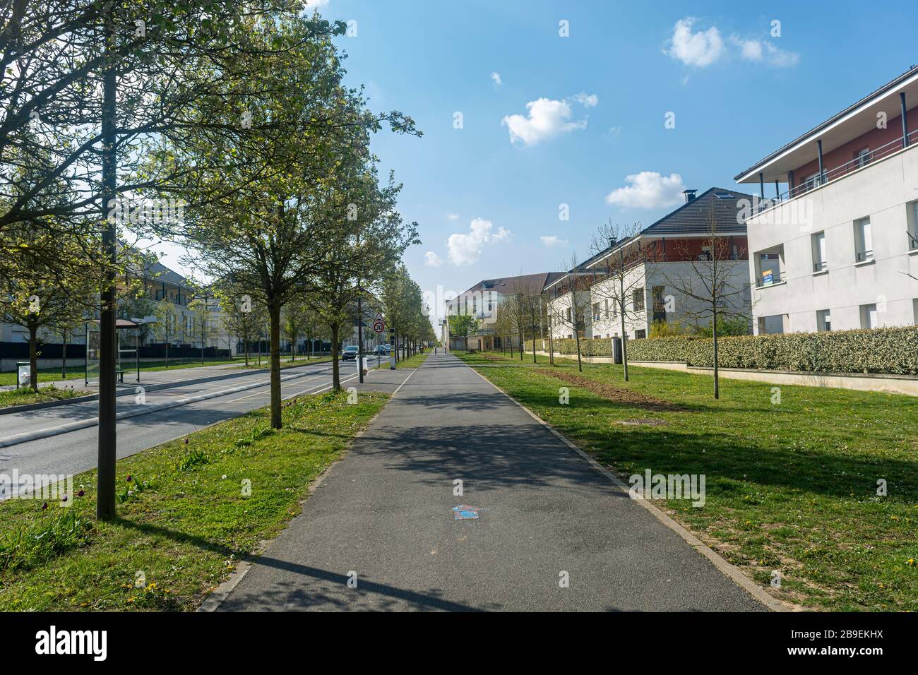 Straße der französischen Stadt in der Nähe von Paris, Provinzstadt von Frankreich, blauer Himmel über Häusern Stockfoto