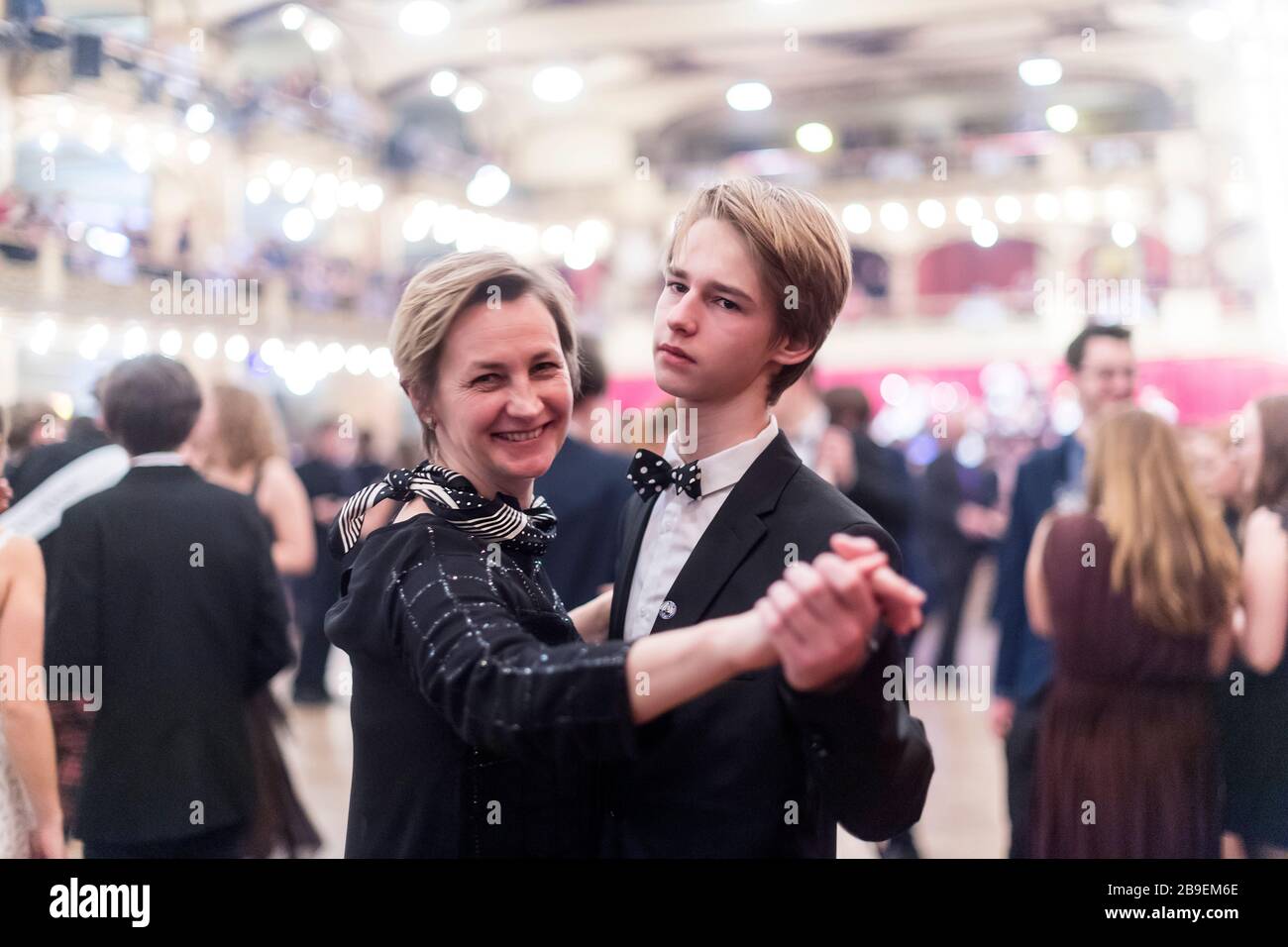 Mutter mit ihrem Jugendlichen Sohn am Ball Stockfoto