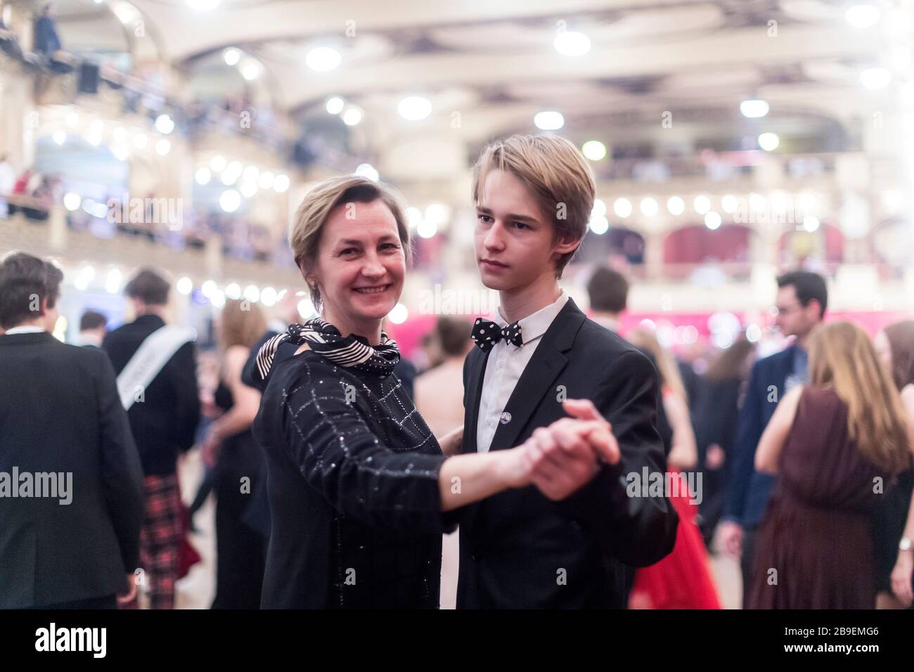 Mutter mit ihrem Jugendlichen Sohn am Ball Stockfoto