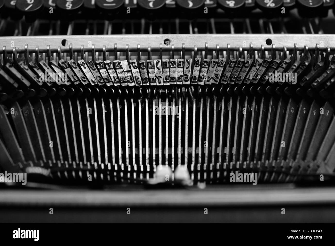 Mechanismus zum Typisieren von Streikenden mit dem englischen Alphabet in einer alten Retro-Schreibmaschine Stockfoto