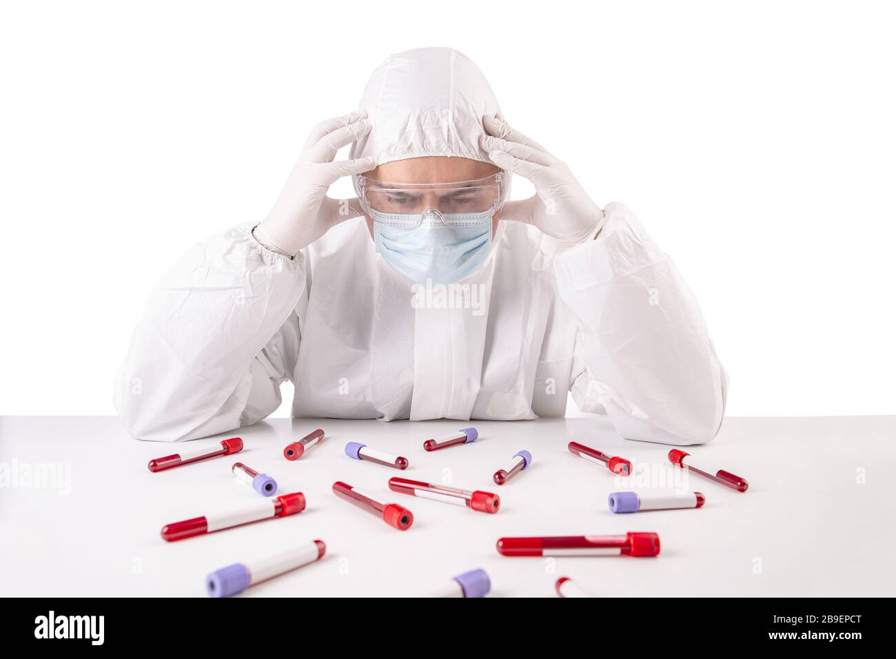Erschöpfte gestresste Forscher fühlen sich müde um Virus-Problem besorgt Stockfoto