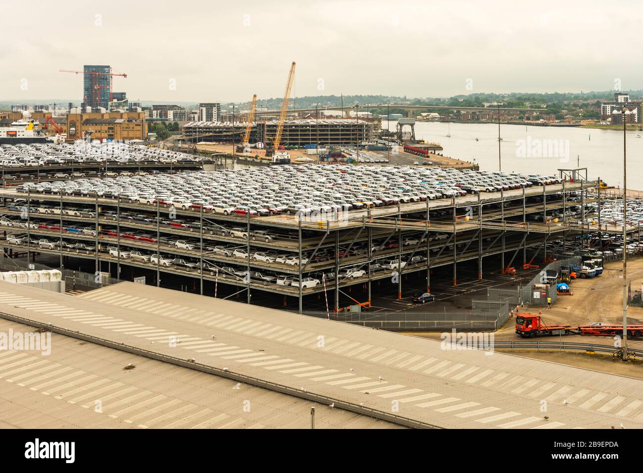 Mehrstöckige Parkplätze für den Import und Export von Fahrzeugen im Hafen von Southampton, Hampshire, England, Großbritannien. Stockfoto