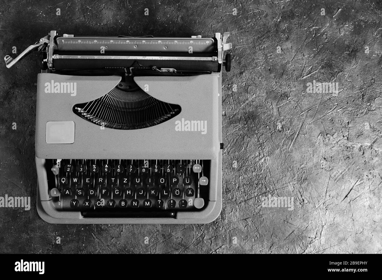 Alt, Vintage, Schreibmaschine in Schwarz-Weiß-Bild. Die Ansicht von oben Stockfoto