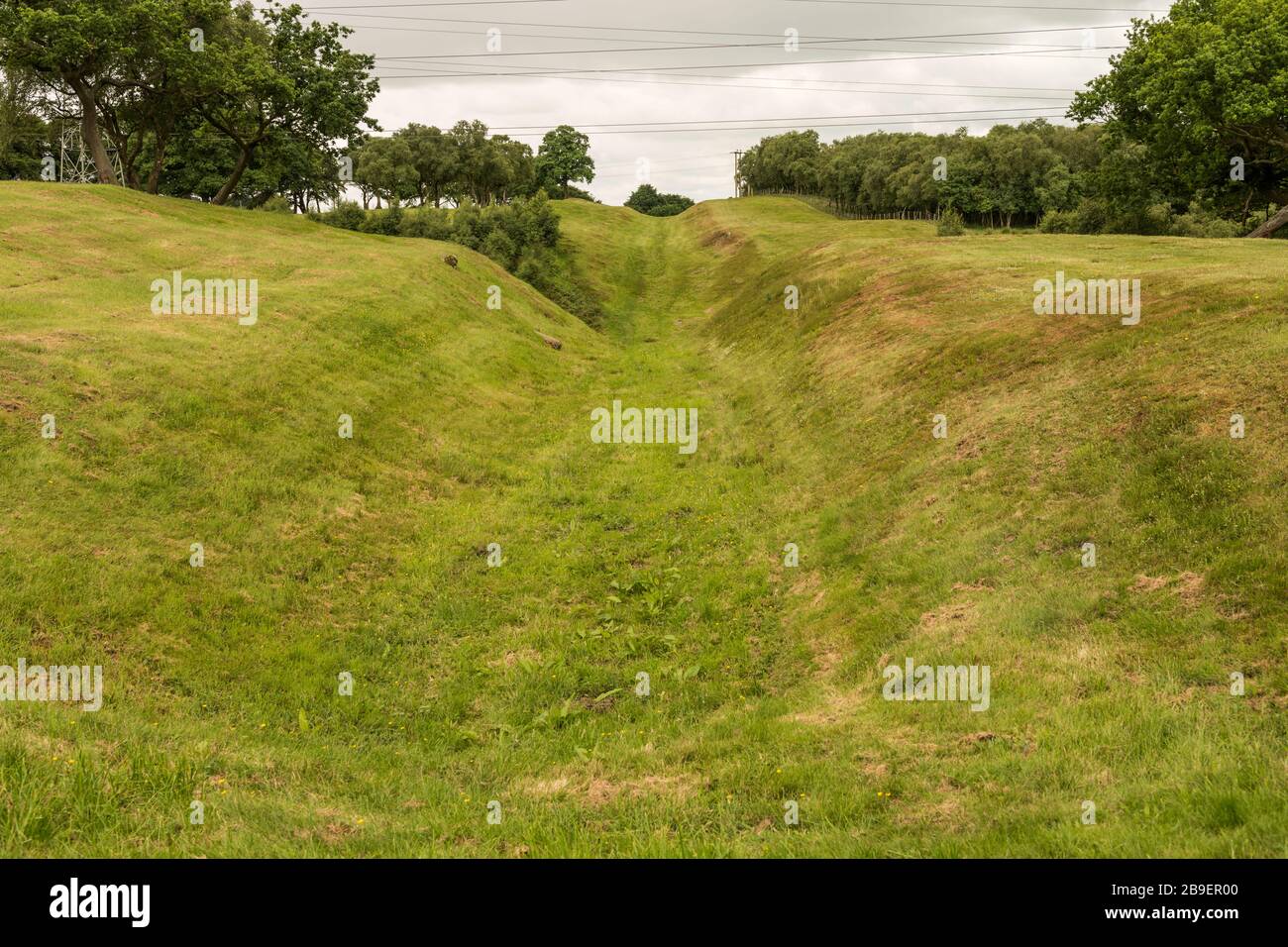 Ein Abschnitt der Antonine Wall, westlich von Rough Castle Fort, einem römischen Verteidigungsfort in der Nähe von Falkirk, Schottland, Großbritannien. Stockfoto
