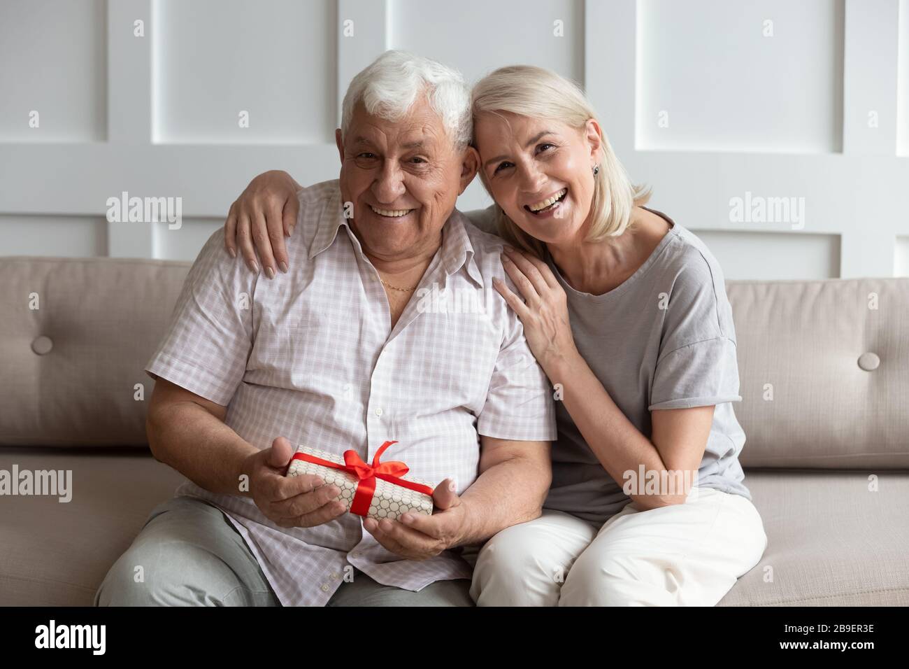 Portrait glückliche ältere Frau gratulierte Mann zum Geburtstag Stockfoto