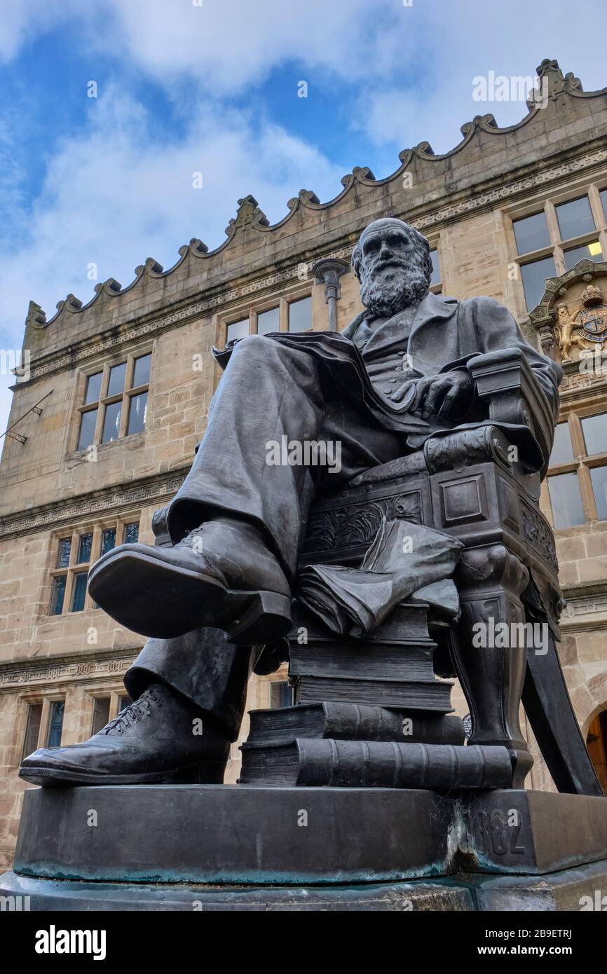 Darwin Statue außerhalb Shrewsbury Library, Shrewsbury, Shropshire Stockfoto