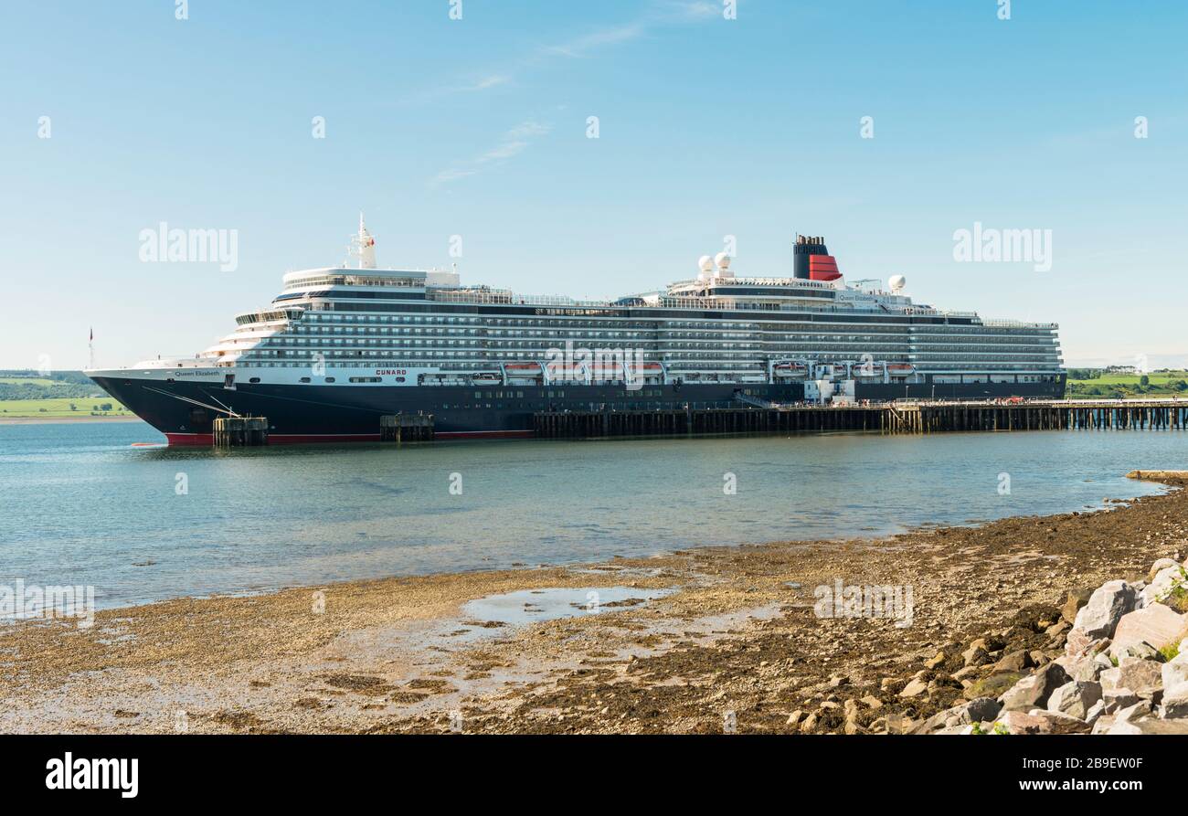 Cunard Line, Kreuzfahrtschiff, Frau Queen Elizabeth (2010), berthred at Invergordon, Ross and Cromarty, Schottland, Großbritannien. Stockfoto