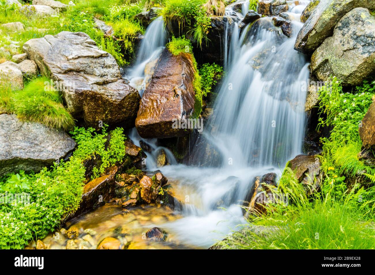 Wasserfluss im Pyrenäengebirge. Stockfoto