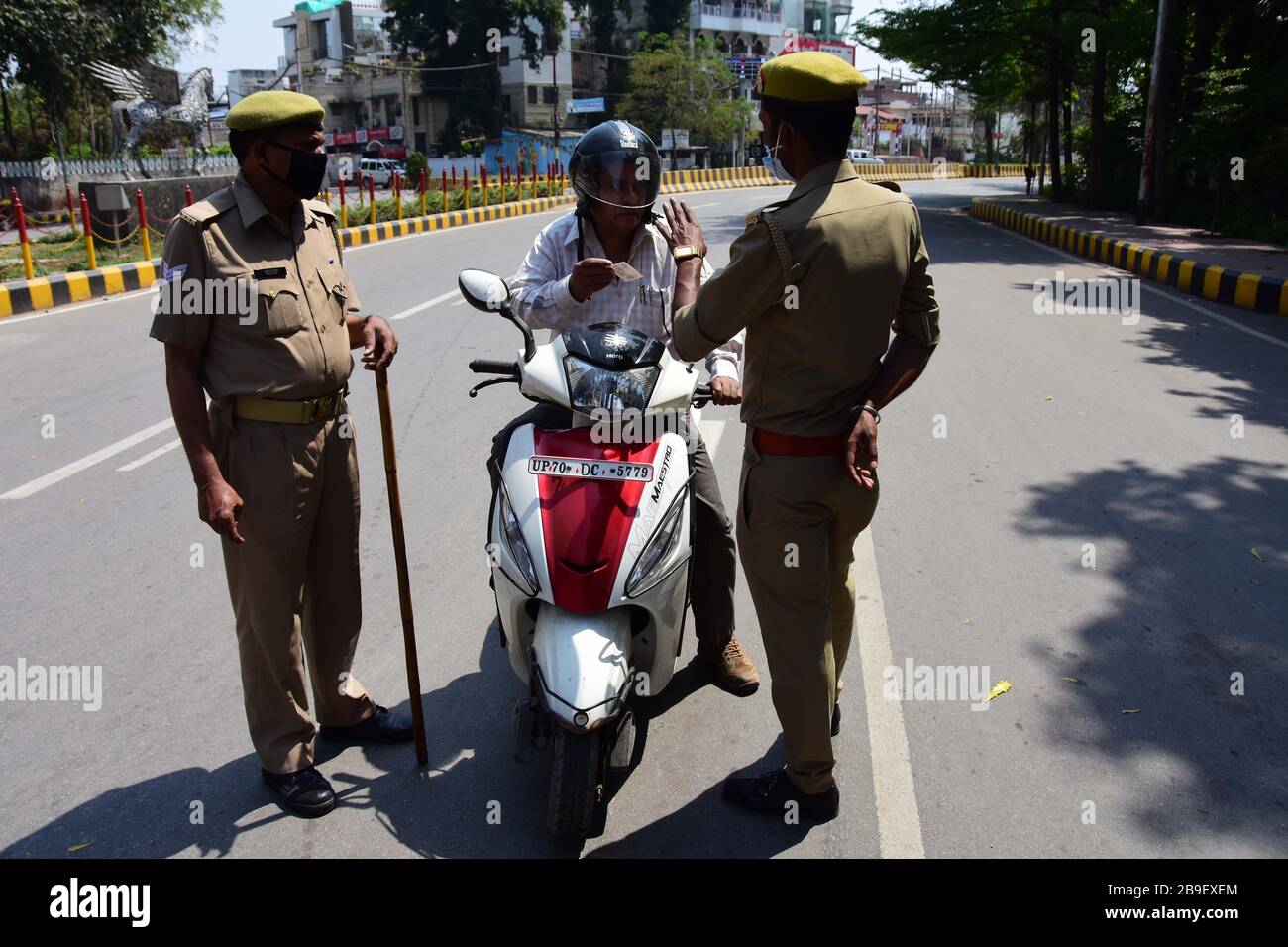 Prayagraj, Uttar Pradesh, Indien. März 2020. Prayagraj: Die Polizei bittet um gültige Dokumente, die während des Lockdowns im zuge der Corona-Virus-Pandemie in Prayagraj am Dienstag, 24. März 2020, nach draußen zu sein. (Bild: © Prabhat Kumar VermaZUMA Wire) Kredit: ZUMA Press, Inc./Alamy Live News Stockfoto