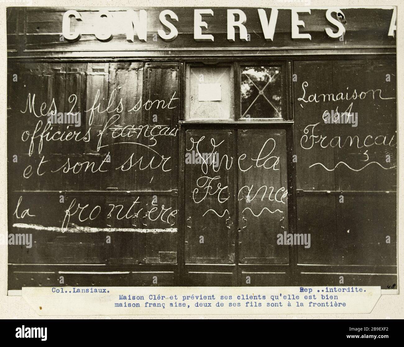 Das Haus Cléret warnt seine Kunden, dass es sich um ein französisches Haus handelt, zwei von seinem Sohn befinden sich an der Grenze Maison Cléret prévient ses Clients qu'elle est bien maison française, deux de ses fils sont à la frontière. Paris, 1914 und 1918. Photographie de Charles Lansiaux (1855-1939). Paris, musée Carnavalet. Stockfoto
