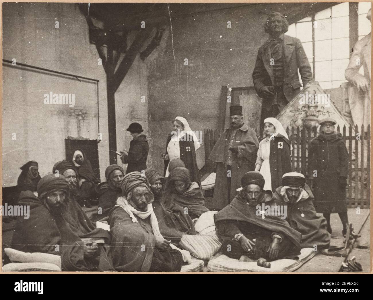 PARIS. ARAB beschränkt sich auf den Gare de Lyon Arabes cantonnés à la gare de Lyon, Anhänger la première guerre mondiale. Photographie de Charles Lansiaux (1855-1939). Tirage au gélatino-bromure d'argent. Paris, musée Carnavalet. Stockfoto
