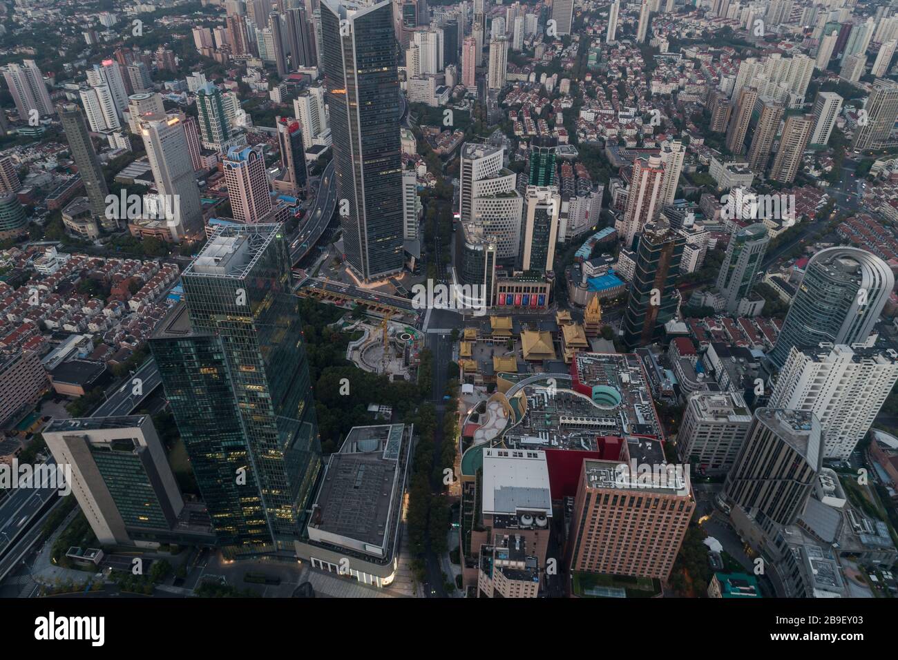 Luftaufnahme von Geschäftsviertel und Stadtbild im Morgengrauen, West Nanjing Road, Jing' an District, Shanghai Stockfoto Luftaufnahme von Geschäftsviertel und Stadtbild im Morgengrauen, West Nanjing Road, Jing' an District, Shanghai Stockfoto