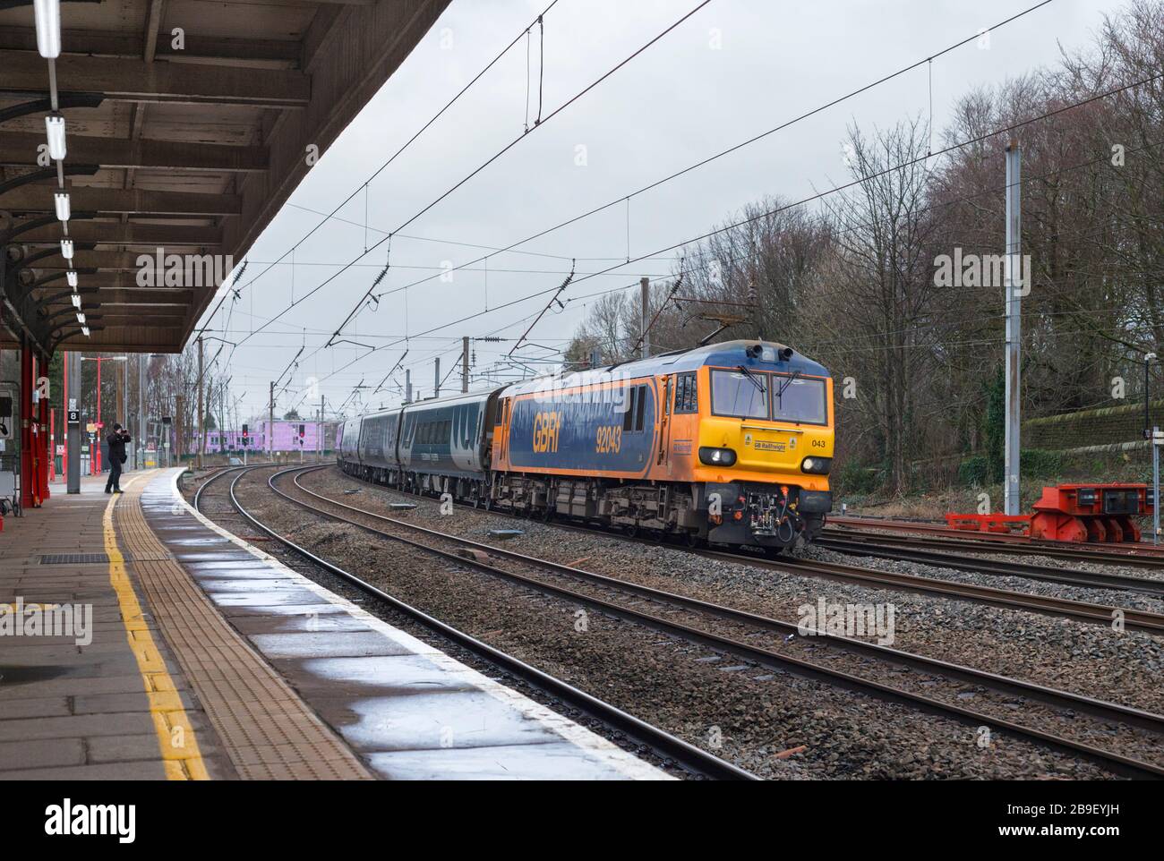 GB Railfreight Klasse 92 Elektrolokomotive 92043 passierend Lancaster mit leeren CAF MK 5-Wagen des Caledonian Sleeper Stockfoto