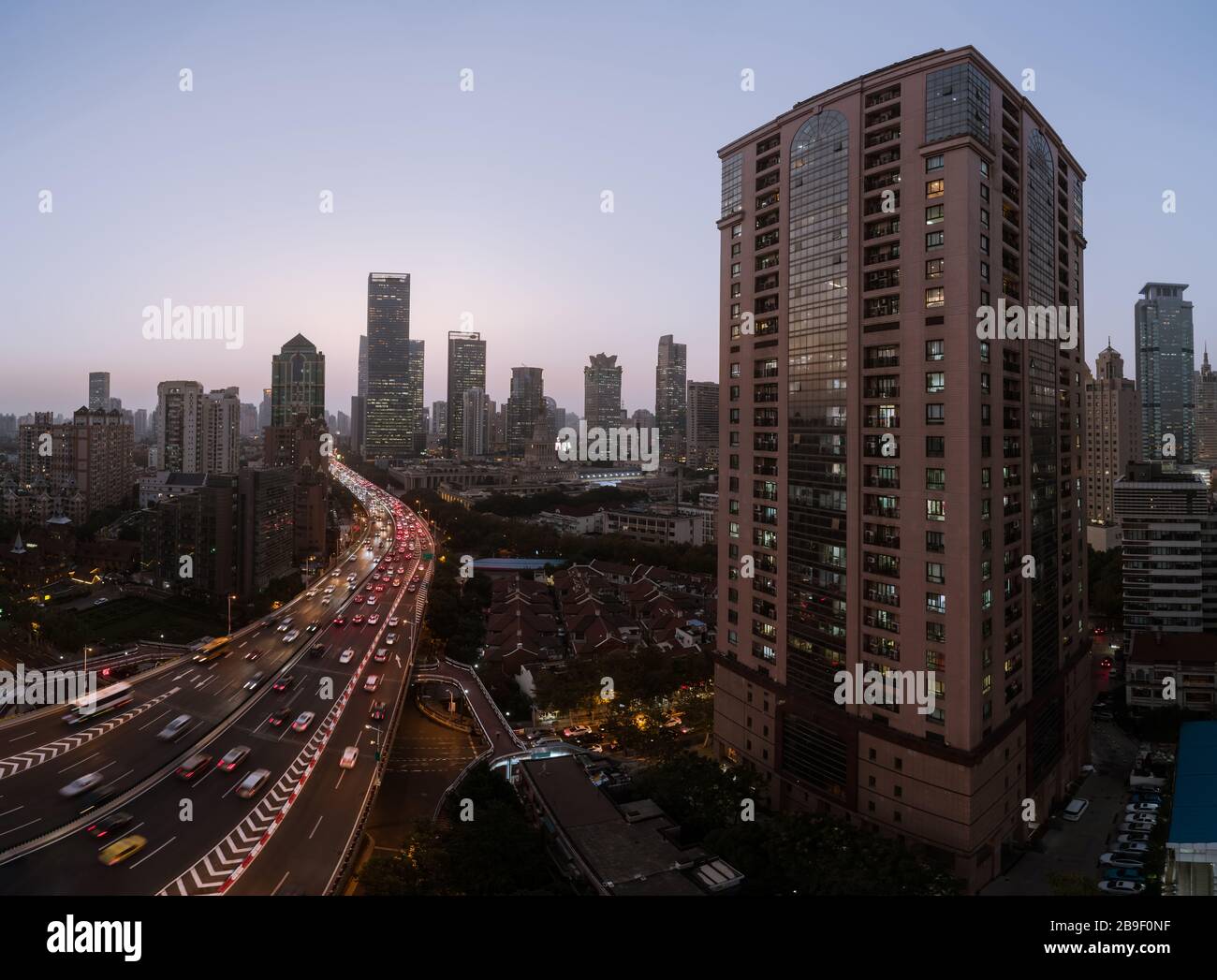 Luftaufnahme von Geschäftsviertel und Stadtbild in der Abenddämmerung, West Nanjing Road, Jing' an District, Shanghai Stockfoto Luftaufnahme von Geschäftsviertel und Stadtbild in der Abenddämmerung, West Nanjing Road, Jing' an District, Shanghai Stockfoto