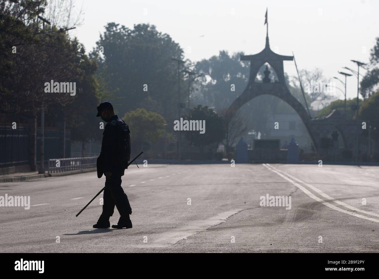 Kathmandu, Nepal. März 2020. Die Polizeibeamten in Nepal stehen nach der Sperrung als Vorsichtsmaßnahme auf einer abgefahrenen Straße zur Pflicht, um die Ausbreitung von Corona-Virus und Covid 19 in Kathmandu Nepal am 24. März zu verhindern. 2020.die nepalesische Regierung hat beschlossen, das gesamte Land von 24. März 6 UHR Ortszeit bis 31. März 6 UHR nach einem zweiten bestätigten COVID-19-Fall zu sperren. (Foto von Prabin Ranabhat/Pacific Press) Credit: Pacific Press Agency/Alamy Live News Stockfoto